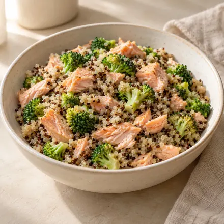 Salmão com quinoa e brócolis Salmão com quinoa e brócolis